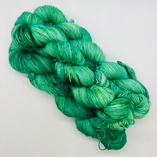 Garn Fra Køge håndfarvet Merino Singles - Absinth - grøn med speckles